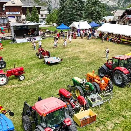 Exposition de tracteur, jeux pour enfant et scène dans un pré