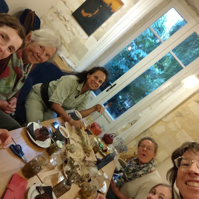 Cueillette et création : le rituel nature du printemps_Villeneuve-lez-Avignon