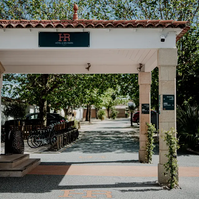 Entrée du HR – Hôtel & Spa Marin