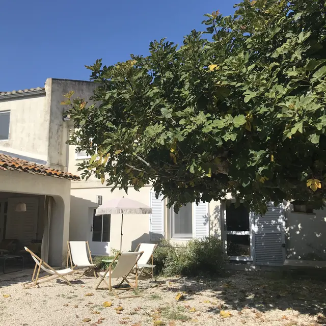 Façade et terrasse du gite