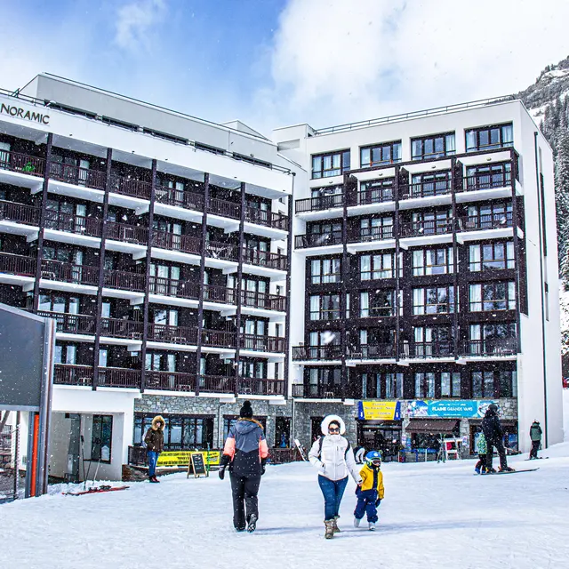 Flaine-Odalys-Panoramique-Vue-Exterieur-Hiver-Pistes