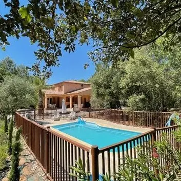 Villa vacancière dans un grand jardin