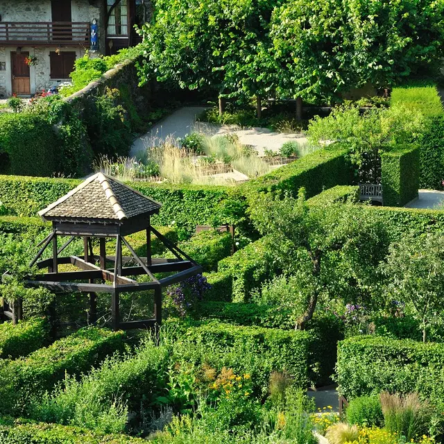 Labyrinthe végétal du Jardin des Cinq sens à Yvoire