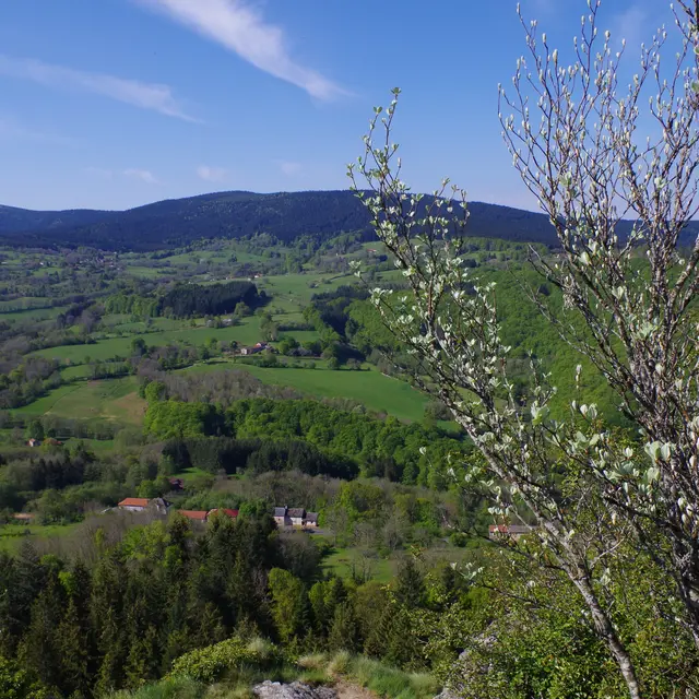 Vue sur le Rocher Saint-Vincent à Lavoine