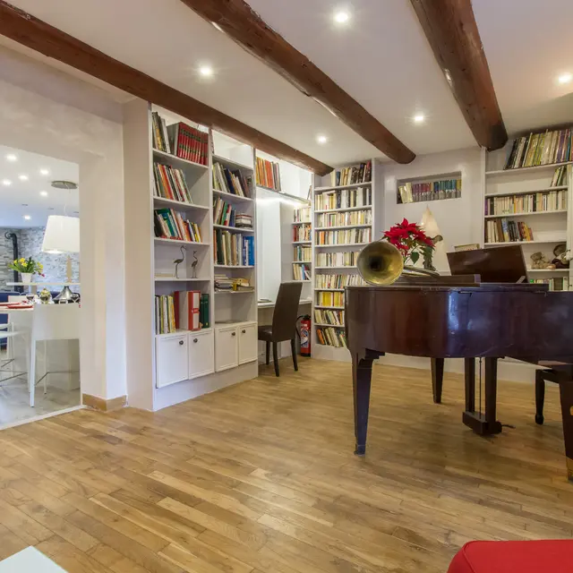 Bibliothèque avec canapé couvertible et piano