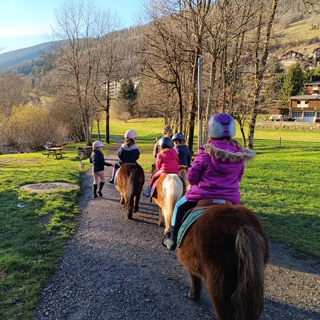 Initiation Premiers pas à poney encadrée_Le Grand-Bornand