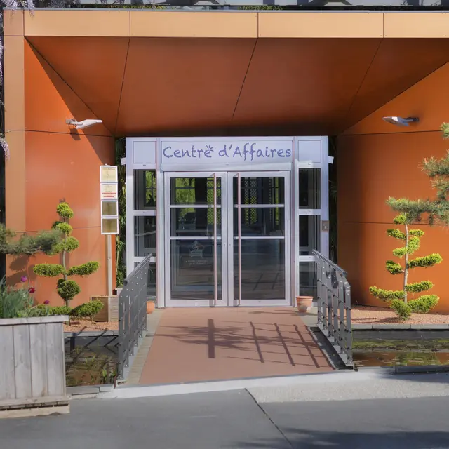 Parvis du Centre d'Affaires de Terra Botanica