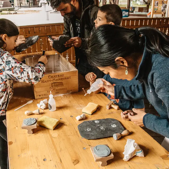 Atelier horloge sur ardoise