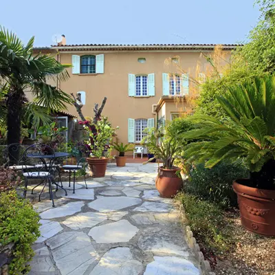 Vue du Mas depuis l'entrée