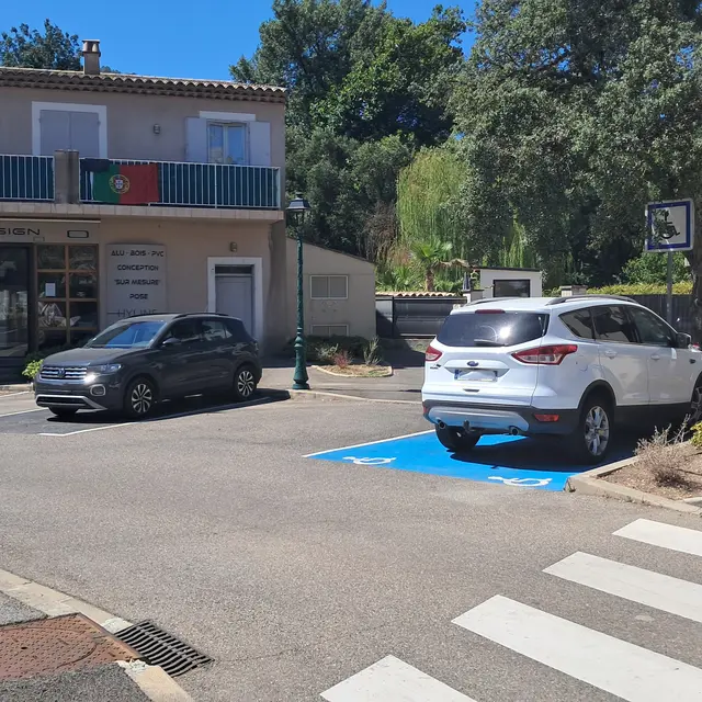 Parking rue du Vol de Nuit_La Mole