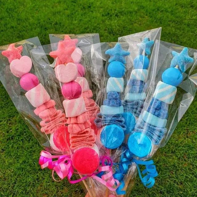 Confection de brochettes de bonbons_Morzine