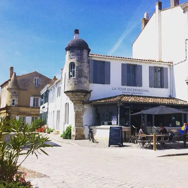 Restaurant de La Tour du Sénéchal depuis l'extérieur