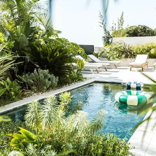 Jardin exotique piscine