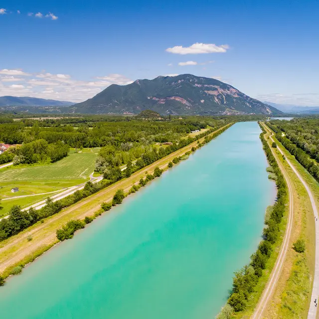 La boucle des deux rives du Rhône : balade vélo facile entre la ViaRhôna et la voie verte Via Grand Colombier._Culoz-Béon