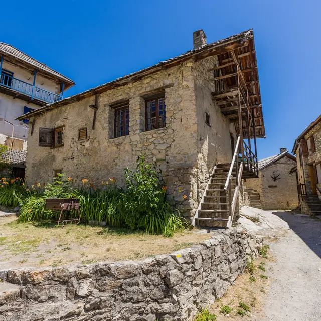 Champlatte par le hameau de Peyresq