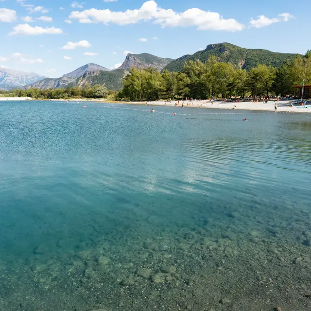 Plage surveillée - Base de loisirs Les 3 Lacs à Rochebrune & Piégut