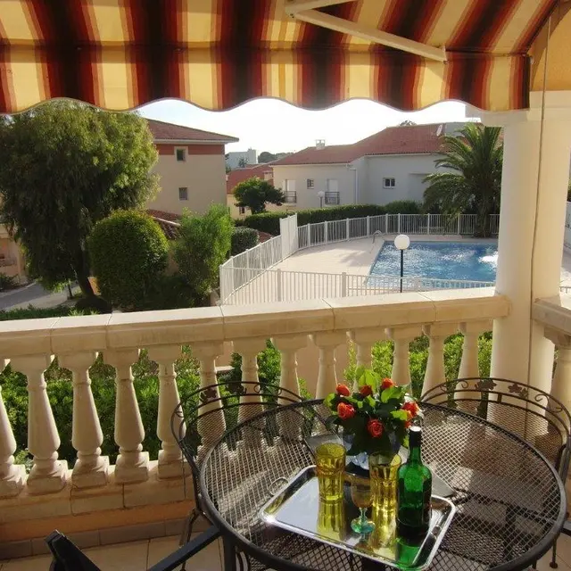 Terrasse devant la piscine