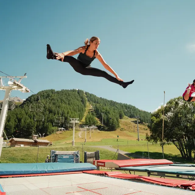 trampoline avec saut d'une femme