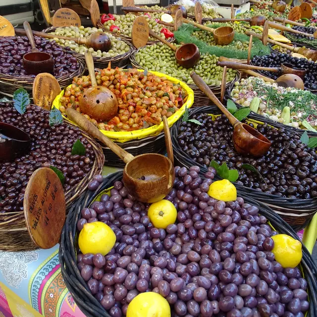 Marché provençal à Paradou
