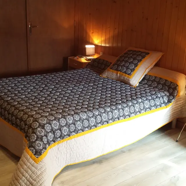 chambre 1 du gîte avec wc et lavabo