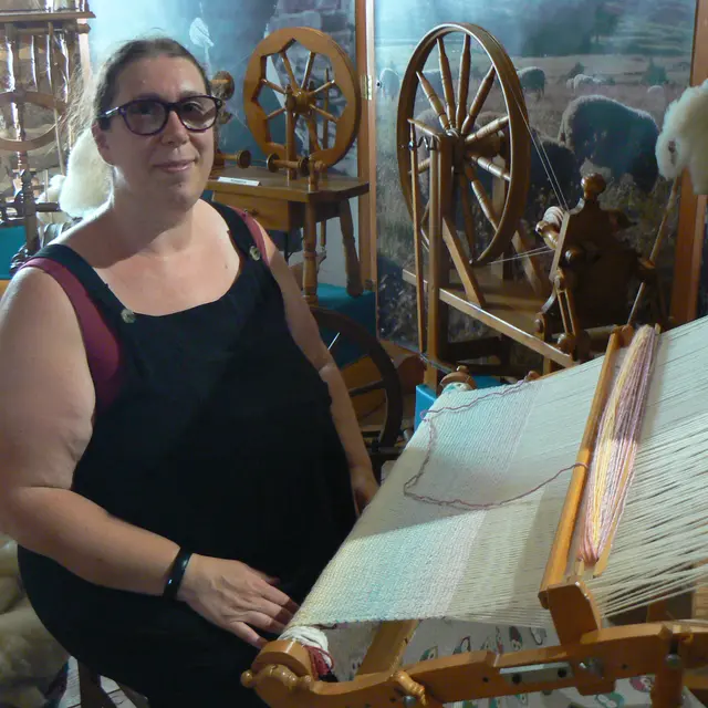 Démonstration du filage de la laine au rouet et tissage_Sauvain