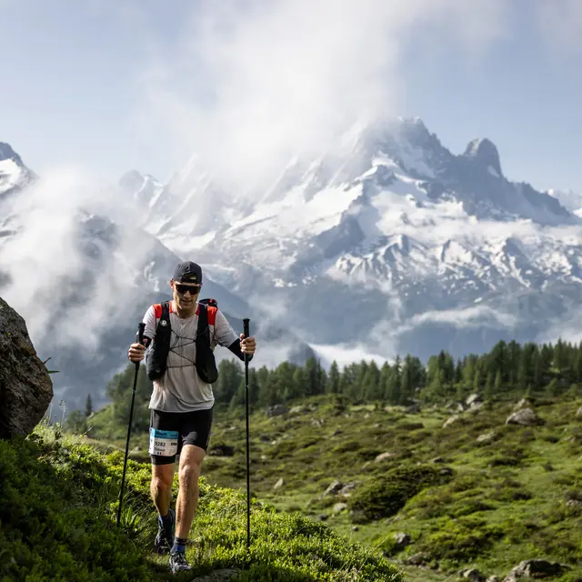 Coureur sur le parcours du 90km du Mont-Blanc