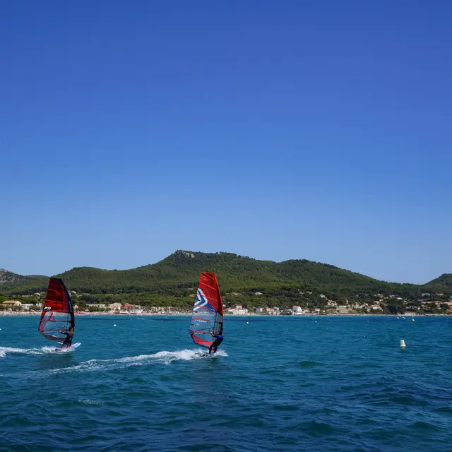 planches à voiles dans la baie des Lecques
