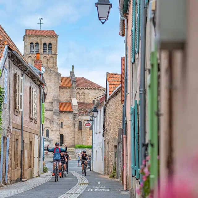 Le bourg à Châtel-Montagne