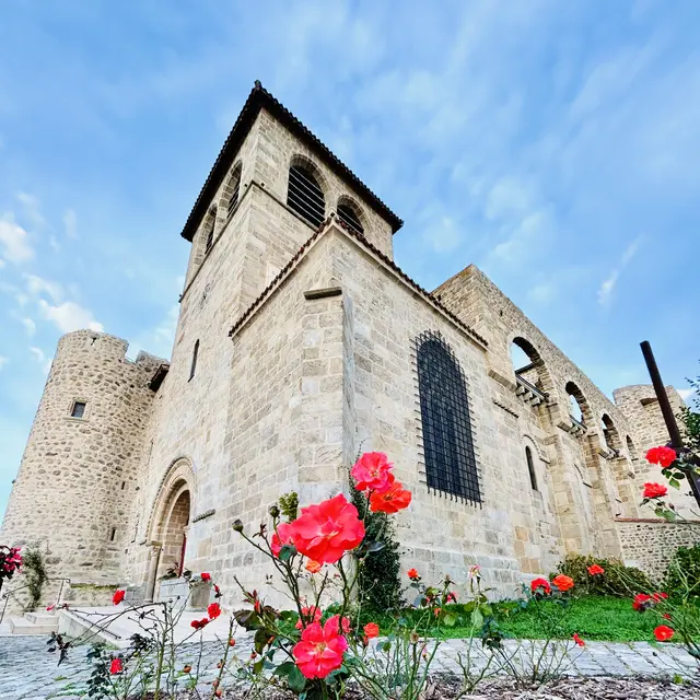 eglise romane  fortifiee de Champdieu village de caractere  chapelle gothique .jpg