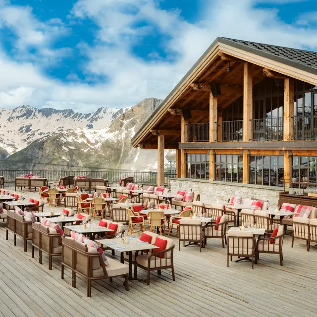 Terrasse du Refuge de Solaise de Val d'Isère en été