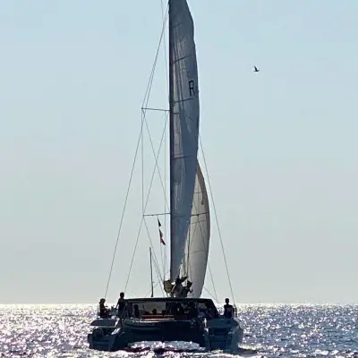 Catamaran à voile dans les îles du Frioul. Départ Mucem