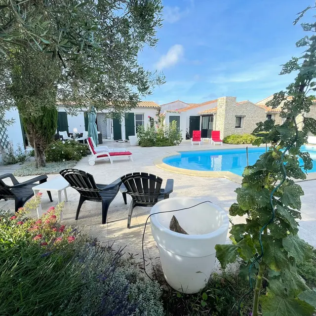 Grande piscine et la maison