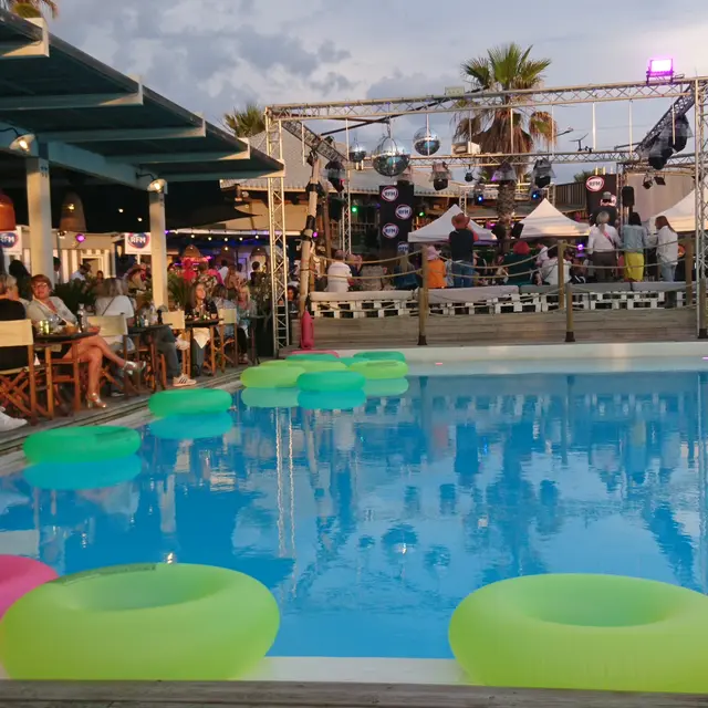 Le SportBeach bar et  piscine