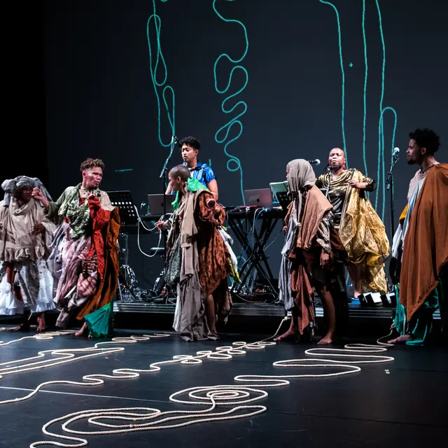 Robin Orlin avec Garage Dance Ensemble et uKhoiKhoi - …How in salts desert is it possible to blossom…_Grasse