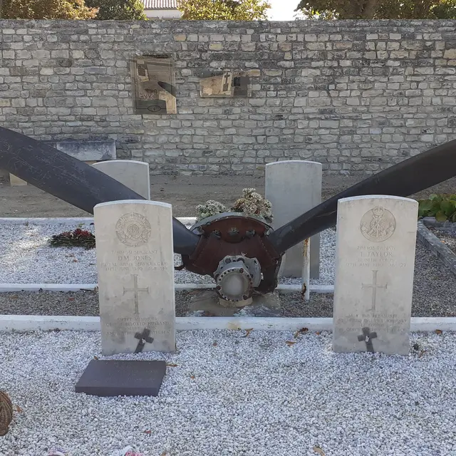 Hélice du Commonwealth et les tombes alentours