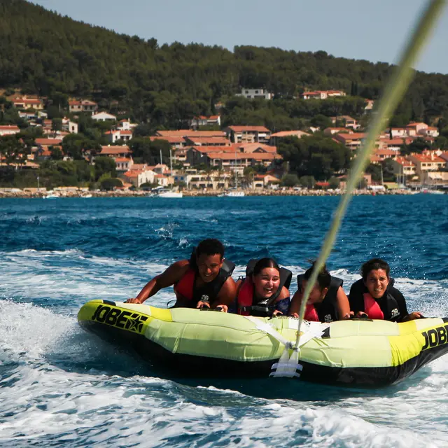 Bouée tractée avec wake sensation