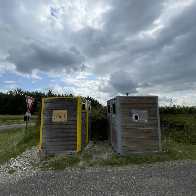 Bornes de tri chemin de Reilles_L'Honor-de-Cos