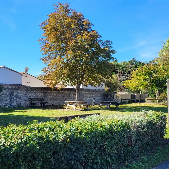 Aire de pique-nique vers le centre bourg_Le Bois-Plage-en-Ré