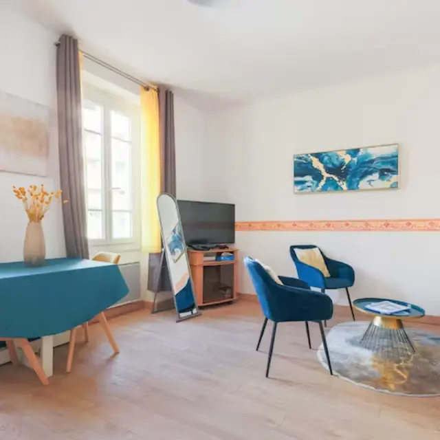 vue pièce à vivre_porte entrée.png