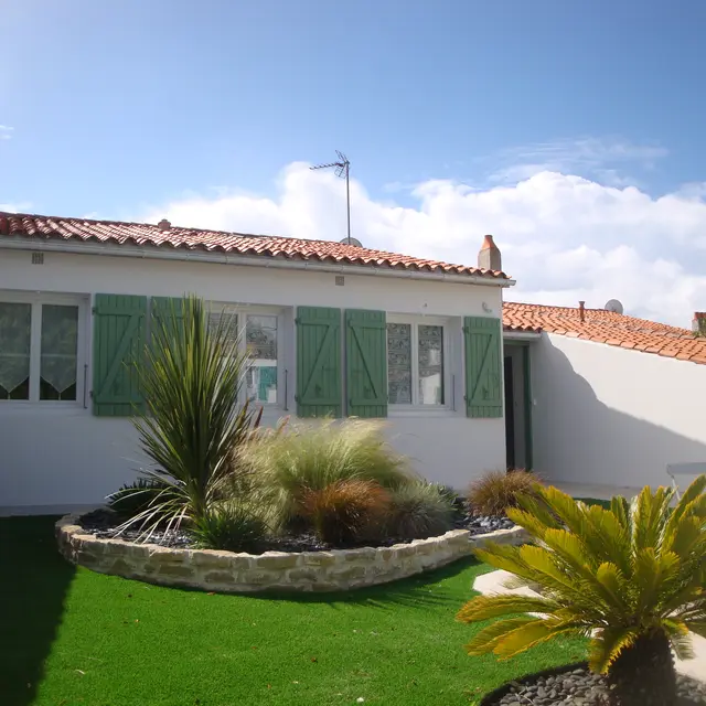 vue de la maison depuis le jardin