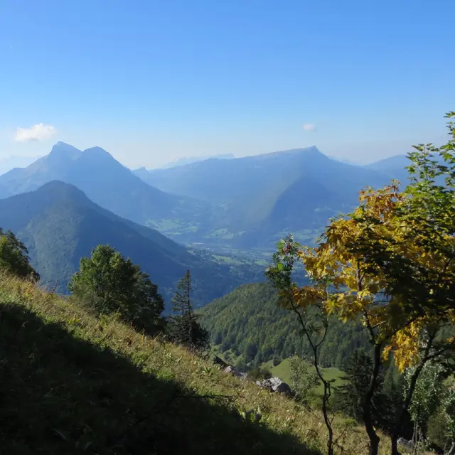 Tour du lac d'Annecy. Refuge du Semnoz - Village Mont Derrière (1024 m). Etape 02