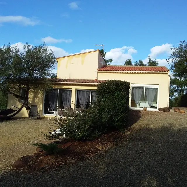 Gîte Rouge vue d'ensemble : 2 terrasses, salon de jardin, transats, jeux de boules..;