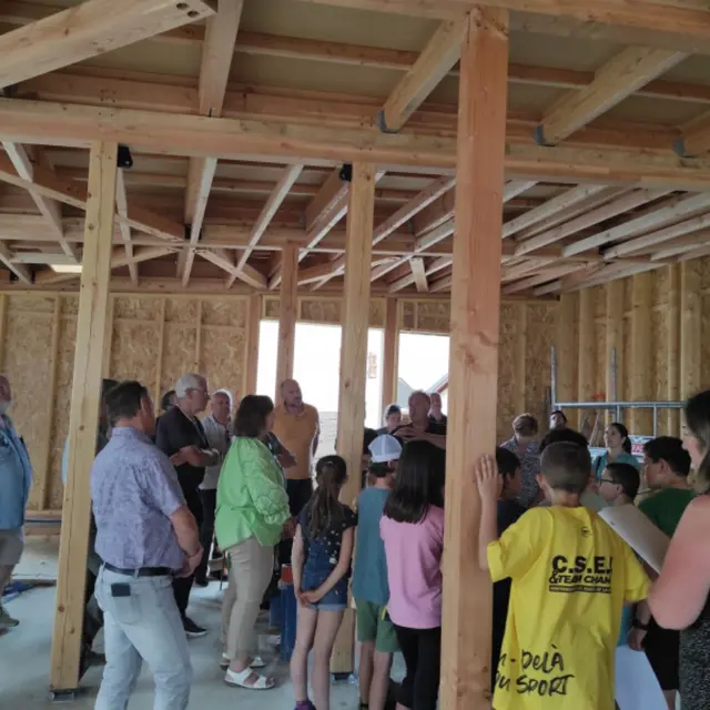 Visite du restaurant scolaire de Curienne construit en bois communal_Curienne