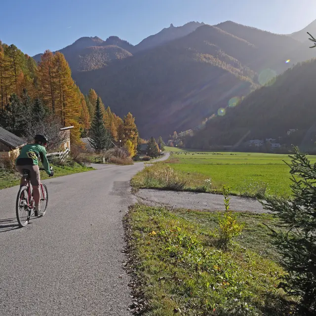 Là-haut des petits chalets veillent en gravel_Arvieux