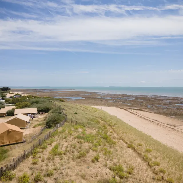 Vue aérienne avec le camping au pied de la plage