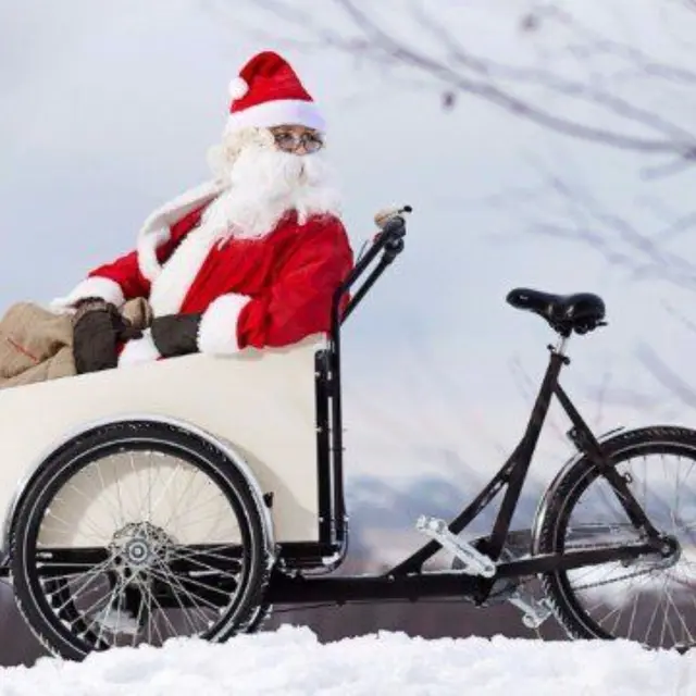 Défilé de Noël : triporteur et sculpteur de ballons dans les rues_Vaison-la-Romaine