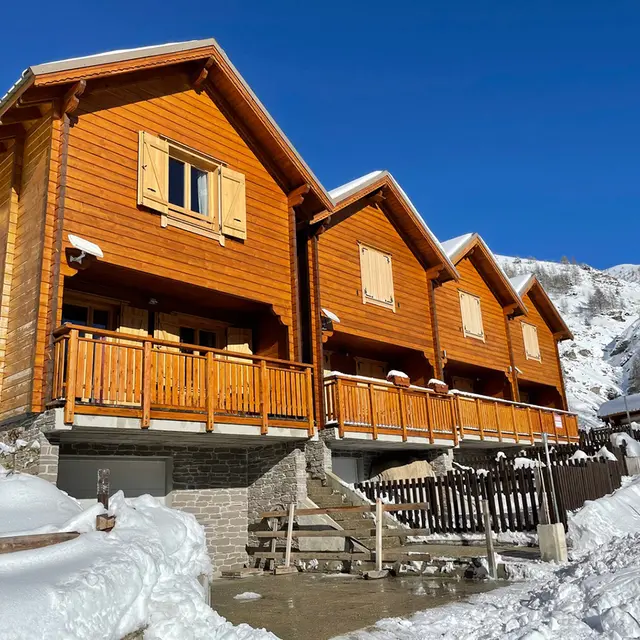 Chalet privatif en bois à louer sur Allos sur deux niveaux avec garage