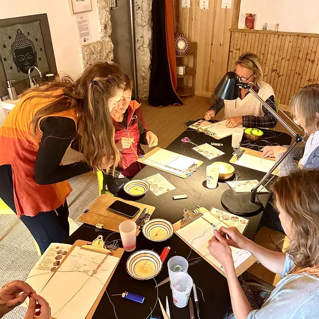 Atelier - fabrication de bijoux en micro-macramé_Samoëns