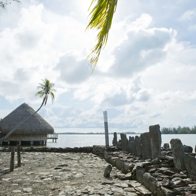 Marae et Fare Potee de Maeva Huahine  - Tahiti Tourisme