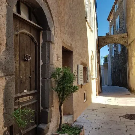 Portes anciennes à Gassin, l'un des Plus Beaux Villages de France - https://gassin.eu